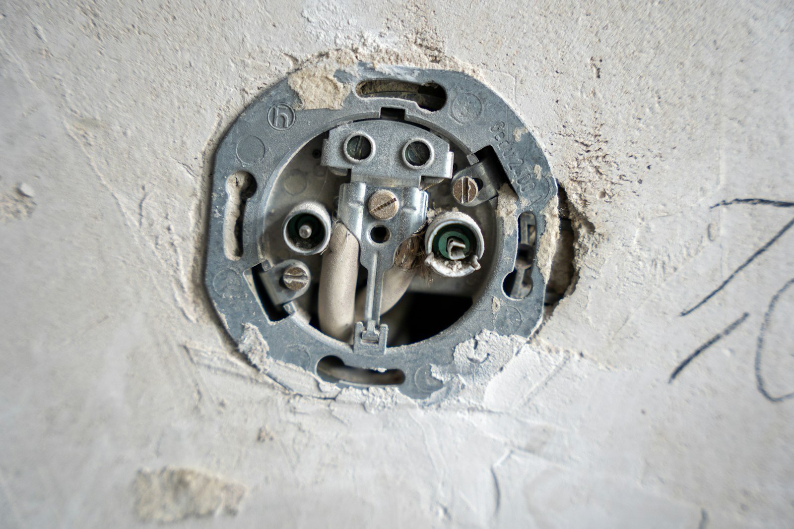 Puszka instalacyjna w tynku, z przewodami i metalową ramką